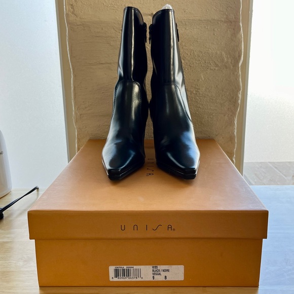 NWT in original box - Unisa Black Leather Double Zipper Extended Ankle Boots - Picture 4 of 7